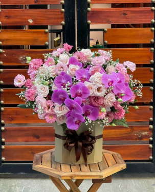 Giỏ hoa hồng phối hoa lan sang trọng 