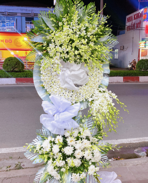 Hoa chia buồn 2 tầng phối nơ trắng 