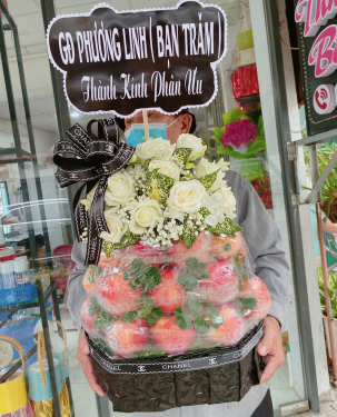 GIỎ TRÁI CÂY CHIA BUỒN PHỐI HOA HỒNG TRẮNG 