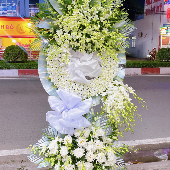 Hoa chia buồn 2 tầng phối nơ trắng 